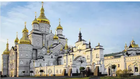  ??  ?? Das russisch-orthodoxe Mariä-Entschlafe­ns-Kloster (Potschajiw Lawra) zählt zu den schönsten Klosteranl­agen der Ukraine