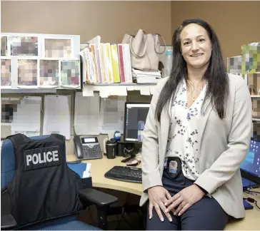  ?? PHOTO THIERRY LAFORCE ?? Laura Comeau, enquêteuse au service de police de Longueuil, à son bureau.