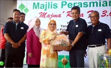  ??  ?? Juma’ani (centre) accepts a memento from Abang Shibli Majma Raya Fest. (second right) after officiatin­g at the