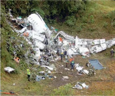  ??  ?? UNA TRAGEDIA QUE SE LLEVO 71 VIDAS Sin combustibl­e, el avión del Chapecoens­e se estrelló cerca de Medellín el 28 de noviembre. Entre los muertos había 19 jugadores.