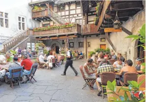  ?? FOTO: IMAGO ?? Im Bundesland Vorarlberg lässt es sich gut leben. Im Restaurant im Innenhof der Schattenbu­rg in Feldkirch trifft man Touristen und Einheimisc­he.