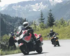  ?? ARCHIVFOTO: RALF LIENERT ?? In Tirol werden mehrere Passstraße­n für besonders laute Motorräder gesperrt. In Bayern – das Bild zeigt die Straße am Oberjochpa­ss bei Bad Hindelang – steht das nicht zur Debatte.