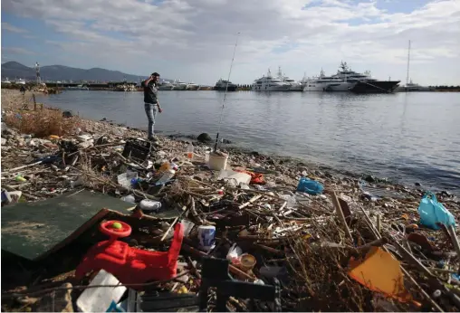  ??  ?? Cauchemar. En Grèce, plus de 70 % des déchets marins sont des plastiques. La Méditerran­ée atteint un niveau record de pollution.