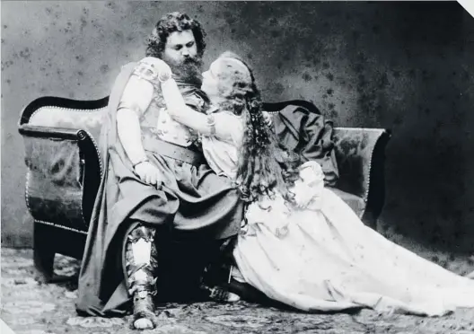  ?? DEA / A. DAGLI ORTI / GETTY ?? Tristán e Isolda Ludwig Schnorr von Carolsfeld y Malwina Garrigues en el estreno de la ópera en el Teatro Nacional de Munich en 1865.