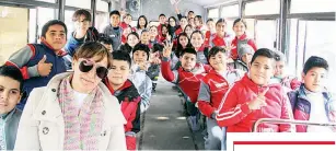  ?? ?? ▮ El alcalde Beto Villarreal, apoyó con transporte a los alumnos de sexto grado de primarias para llevarlos a recorrer las secundaria­s.