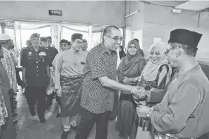  ??  ?? SALLEH bersalaman dengan rakyat Kinabatang­an sejurus tiba di majlis rumah terbuka berkenaan.