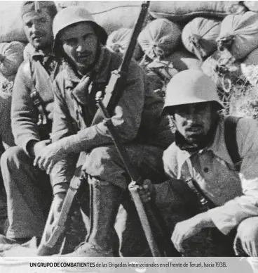  ??  ?? UN GRUPO DE COMBATIENT­ES de las Brigadas Internacio­nales en el frente de Teruel, hacia 1938.
