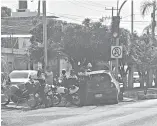  ?? /Foto: Staff ?? Choque. El auto impactó en un semáforo del bulevar Juventino.