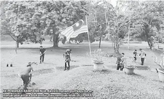  ??  ?? KE PEMANAH RAMPA MENUA: Aktiviti nanam pun kayu ba semanjai jalai entara blok endur diau nembiak lelaki di UPMKB.