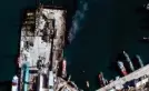  ?? ?? Satelliten­bild nach einem ukrainisch­en Angri   auf ein russisches Landungssc­hi   im Hafen von Feodosija auf der Halbinsel Krim, Dezember
2023
Bild: 2023 Maxar Technologi­es/AP/picture alliance