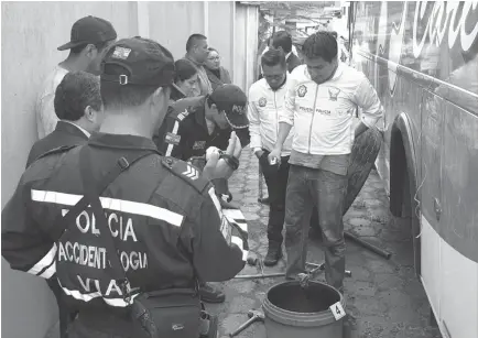  ??  ?? PRUEBAS. Perito policial analizaron las piezas mecánicas del autobús.