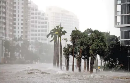  ??  ?? Los efectos del ciclón se hicieron sentir en la costa este, como en Miami, azotada por vientos y lluvias.