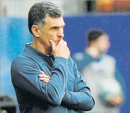  ?? FOTO: EFE ?? José Luis Mendilibar, pensativo, durante la derrota de su equipo frente al Mallorca el sábado en Ipurua