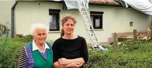  ??  ?? Ruth Schneider mit Nachbarin Ulrike Lässig. Die Notsicheru­ng hält: Der Regen vom Dienstagab­end sei nicht durchgekom­men, berichtet Sohn Leo Schneider. Foto: M. Lücke