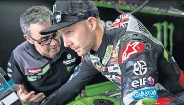  ??  ?? JEFE Y PILOTO. Pere Riba y Jonathan Rea mantienen una estrecha relación que es clave en los éxitos.