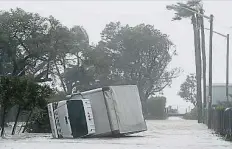  ??  ?? “艾瑪”風力驚人，在邁阿密，停放路邊的卡車不堪一­擊，像玩具車般被刮倒。（歐新社照片）