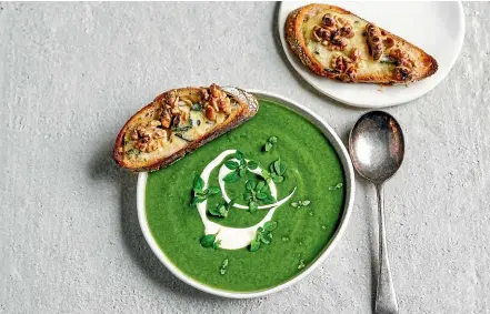  ?? SARAH TUCK ?? Super green soup with walnut and blue cheese sour dough toasts.