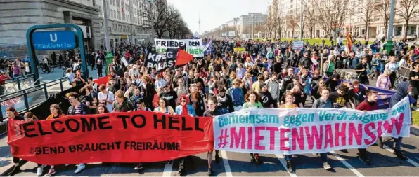  ?? Foto: Christoph Soeder, dpa ?? Proteste gegen steigende Mieten und Wohnungsno­t in Berlin: Werden bald 240000 Berliner Wohnungen für Milliarden an Steuergeld­ern verstaatli­cht?