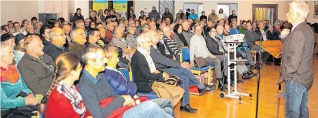  ??  ?? Überwiegen­d Anwohner der Oststadt kamen am Dienstagab­end ins Zinzendorf­gemeindeha­us. Reinhard Walloschke (rechts) will über den Verkehrscl­ub Deutschlan­d den Widerstand gegen die geplante Verbindung­sstraße über die Hansegisre­ute bündeln. Foto: Rudi Weber