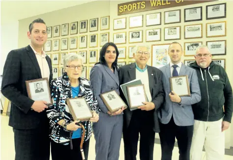  ?? BERND FRANKE/POSTMEDIA NEWS ?? The Welland Sports Wall of Fame Class of 2017: from left, David Picton, Bette Kalailieff, Sandra Gage, Lou Pelino, Mike Hominuck Jr. and Richard Hales.