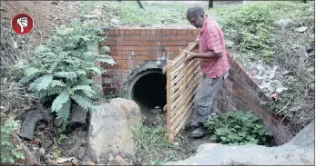  ?? PICTURE: BONGANI MBATHA ?? Clare Estate homeowner Dayalan Chetty is concerned with an open watercours­e hole which was built by the city outside his house.