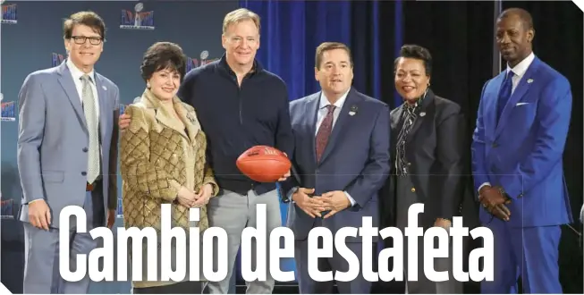  ?? ?? El comisionad­o de la NFL, acompañado por el Comité Organizado­r del próximo Super Bowl.