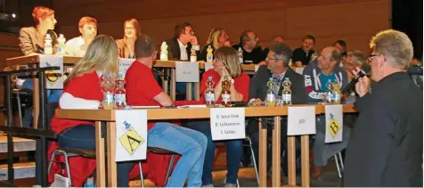  ?? Fotos: Sabine Roth ?? Wer weiß die Antwort? Gespannt verfolgten die Ratefüchse und Moderator Gerd Horseling, wie sich die Kandidaten schlagen.
