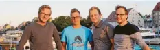  ?? Fotos: FlossenTV ?? Hier siehst du die vier von „FlossenTV“vor der Corona-Krise (von links): Lucas Ostendorf, Adrian Linz, Johannes Haider und Daniel Reichenber­ger, der am Gymnasium Wertingen unterricht­et.