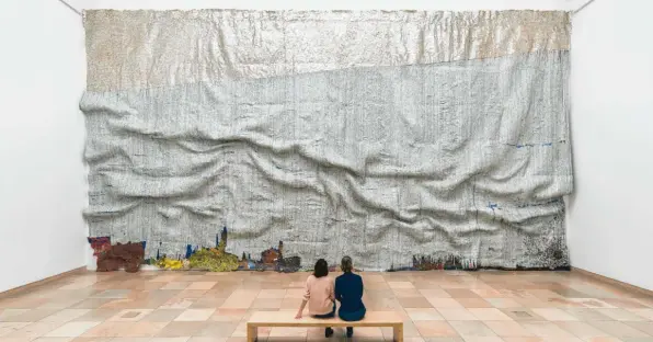  ?? Fotos: Maximilian Geuter, Haus der Kunst/sina Schuldt, dpa ?? Raumfüllen­d: „Rising Sea“, eines der monumental­en Kunstwerke des ghanaische­n Künstlers El Anatsui, in einem der Säle im Münchner Haus der Kunst.