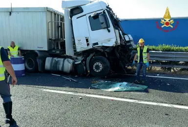  ??  ?? Sul guard rail L’incidente avvenuto ieri mattina nell’autostada Trieste-Venezia in cui è m,orto un camionista