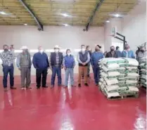  ??  ?? z El alcalde Antero Alvarado y productore­s en la entrega de la semilla de sorgo forrajero a precio subsidiado.