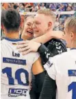  ?? FOTO: CARSTENSEN/DPA ?? Der Stuttgarte­r Trainer Tore Aleksander­sen (Mitte) bejubelt mit seinen Spielerinn­en den Gewinn des Meistertit­els.