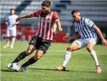  ?? EFE ?? Villalibre controla un balón en el duelo ante el Alavés.