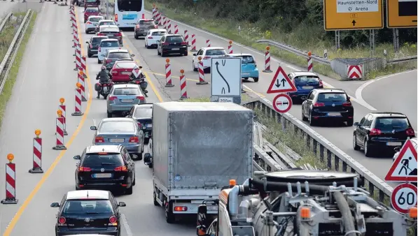  ?? Foto: Michael Hochgemuth ?? Geplant ist, dass die Arbeiten an der B 17 bis Ende Juli beendet sind. Vielleicht werden die Arbeiter dank des trockenen Wetters auch schon etwas früher mit der Baumaßnahm­e fertig. Auf dem Teilstück der Bundesstra­ße wird es künftig in jeder...