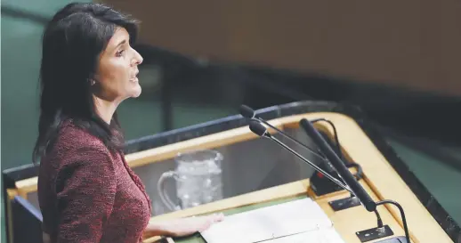  ??  ?? L’ambassadri­ce américaine Nikki Haley y est allée d’une attaque en règle et de menaces à peine voilées envers les pays qui ont appuyé la motion. Certains groupes musulmans ont qualifié sa sortie de chantage et d’intimidati­on. − Associated Press: Mark...