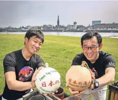  ?? FOTO: HANS-JÜRGEN BAUER ?? Zwei Tage lang bauen die Pyrotechni­ker Hirokazu Yoshino (l.) und Hideki Kubota.das Feuerwerk auf.