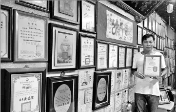  ??  ?? Yen posing for a photo in front of the ‘thank you letters wall’.