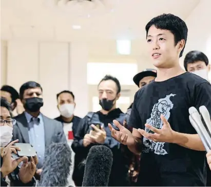  ?? AP ?? Kubota habla a los periodista­s a su llegada al aeropuerto de Haneda, en Tokio, después de ser liberado
