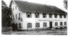  ??  ?? In der „Chronik des Pfarrspren­gels von 1848” wurde berichtet, dass das Gasthaus – unser Foto ist auf einer Postkarte abgebildet – 1844 abgebrannt und im selben Jahr wieder aufgebaut worden ist.