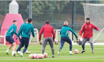  ?? — AFP photo ?? Arteta (right) leads a training session on the eve of the UEFA Champions League round of 16 second leg match against FC Porto, at the Arsenal Training centre, in Shenley, in Hertfordsh­ire, England.