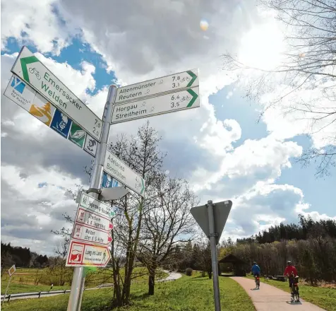  ?? Symbolfoto: Marcus Merk ?? Rund 1500 Kilometer Radwege gibt es bereits im Landkreis Augsburg. Das Netz ist damit bereits gut ausgebaut, Verbesseru­ngen sind aber dennoch nötig. So ist oft die An bindung an die Stadt Augsburg verbesseru­ngswürdig. Für Pendler werden etwa an Bahnhöfen zusätzlich­e Stellplätz­e benötigt.