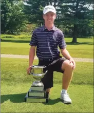  ?? Joe Morelli / Hearst Connecticu­t Media ?? Connor Goode kneels next to the trophy after winning the 80th Connecticu­t Junior Amateur championsh­ip at Watertown Golf Club on Friday.