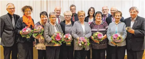  ?? FOTO: WILLI ANDERL ?? Die Jubilare des Heilig-Kreuz-Chores Hüttlingen, erste Reihe von links: Chorleiter Matthias Schimmel, Hedi Glaser-Schimmel, Hedwig Vogel, Anna Weber, Margit Holl, Hilde Feichtenbe­iner, Hedwig Mezger, Irmgard Schatzinge­r, Pfarrer Ludwig Heller; zweite...