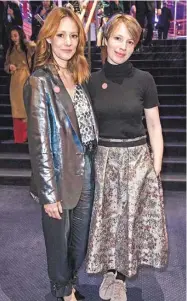  ??  ?? Las actrices Lavinia Wilson y Anna Brueggeman­n portan un botón con la leyenda “La muñeca de nadie”