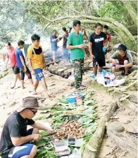  ??  ?? ABEL (kiri) bersama rakan-rakan mempersiap­kan hidangan.