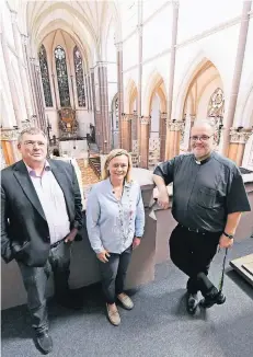  ?? RP-FOTO: JÖRG KNAPPE ?? Martin Alfing (l.), Alexandra Wiek und Pfarrer Roland Klugmann fsind zufrieden, damit, dass die Grabeskirc­he so gut angenommen wird.