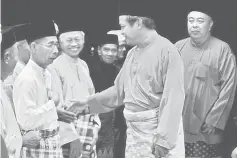  ??  ?? Dr Abdul Rahman (second right) greets the guests upon his arrival at RPR Batu Biah recreation hall.