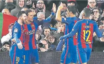  ??  ?? FESTEJO. Messi recibe a sus compañeros luego de otra gran demostraci­ón del Barcelona frente a su afición en el Camp Nou.