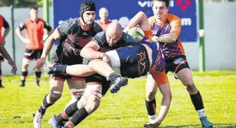  ?? Photo DR ?? Le troisième ligne polyvalent Giorgi Iluridze assène un plaquage renversant lors de la belle victoire contre Lormont (24-17).