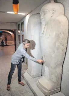  ?? FOTO: BERND VON JUTRCZENKA/DPA ?? Friederike Seyfried, Direktorin des Ägyptische­n Museums, zeigt Medienvert­retern Spuren der Sachbeschä­digungen an einem Sarkophag des Propheten Ahmose im Neuen Museum.